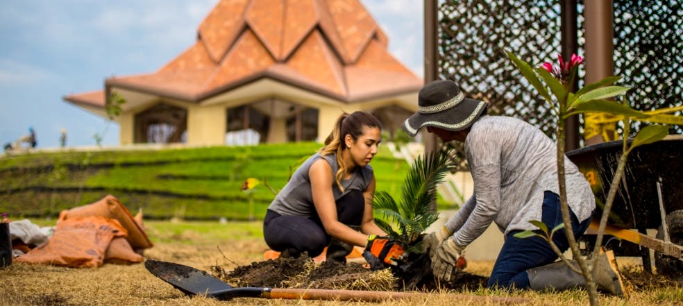 Groupe de sept jeunes chantant ensemble