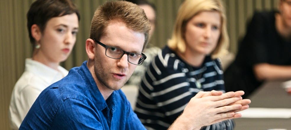 Groupe de sept jeunes chantant ensemble