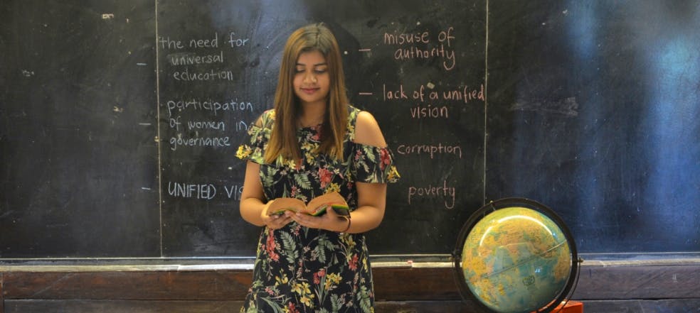 Groupe de sept jeunes chantant ensemble